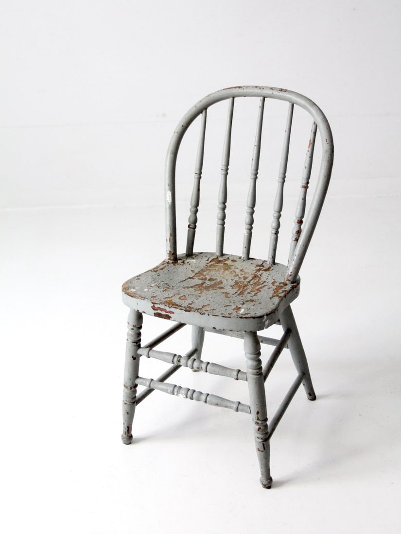Antique Dove Grey Spindle Back Windsor Chair: Antique Dove Grey Spindle Back Windsor Chair Enhance your home decor with this Antique Painted Spindle Back Farmhouse Chair. This classic Windsor dining chair features beautifully turned spindles, leg