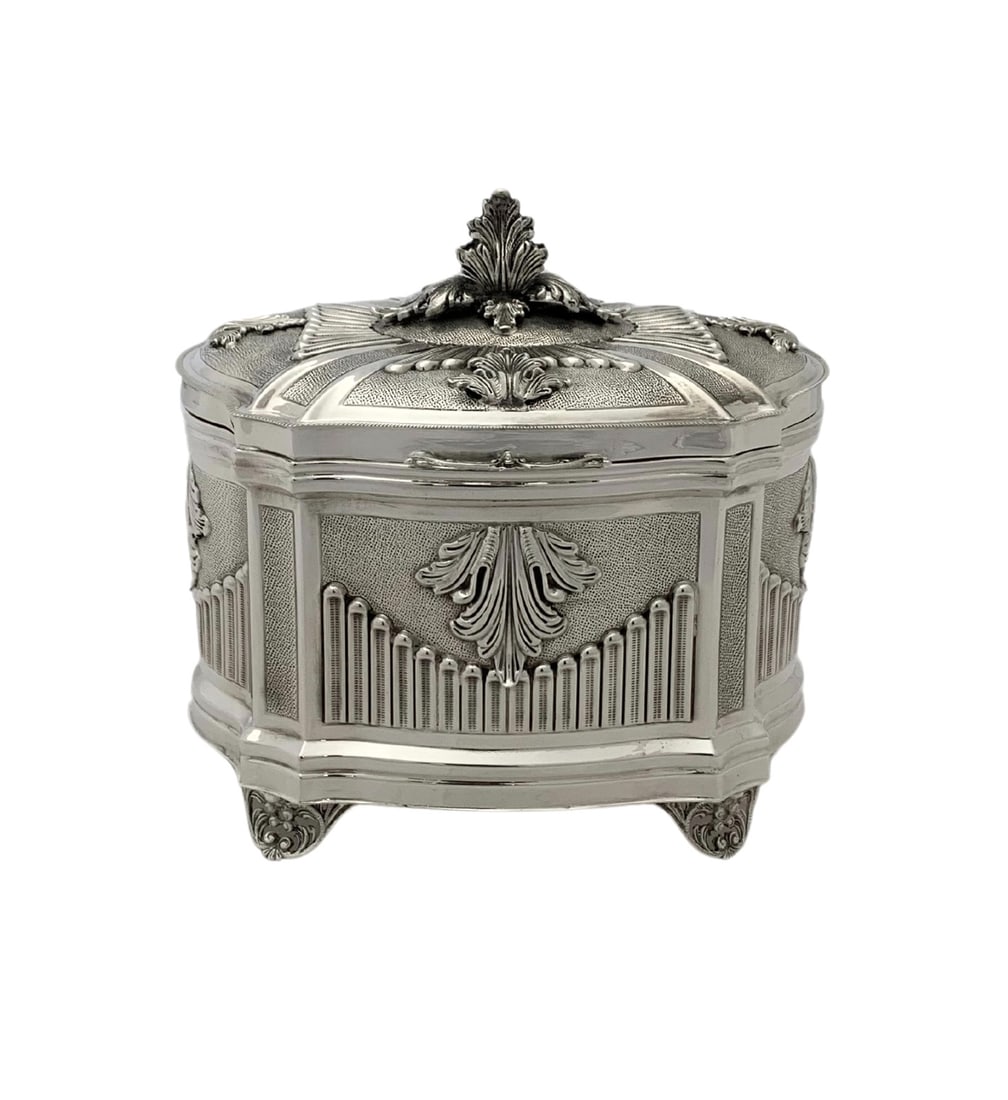 Handcrafted 925 Sterling Silver Ornate Leaf Esrog Box 6.25" x 6.50": Handcrafted 925 Sterling Silver Ornate Leaf Esrog Box 6.25" x 6.50" This exquisite 925 sterling silver square Esrog box showcases a stunning handmade leaf applique design, accentuated by ornate detail