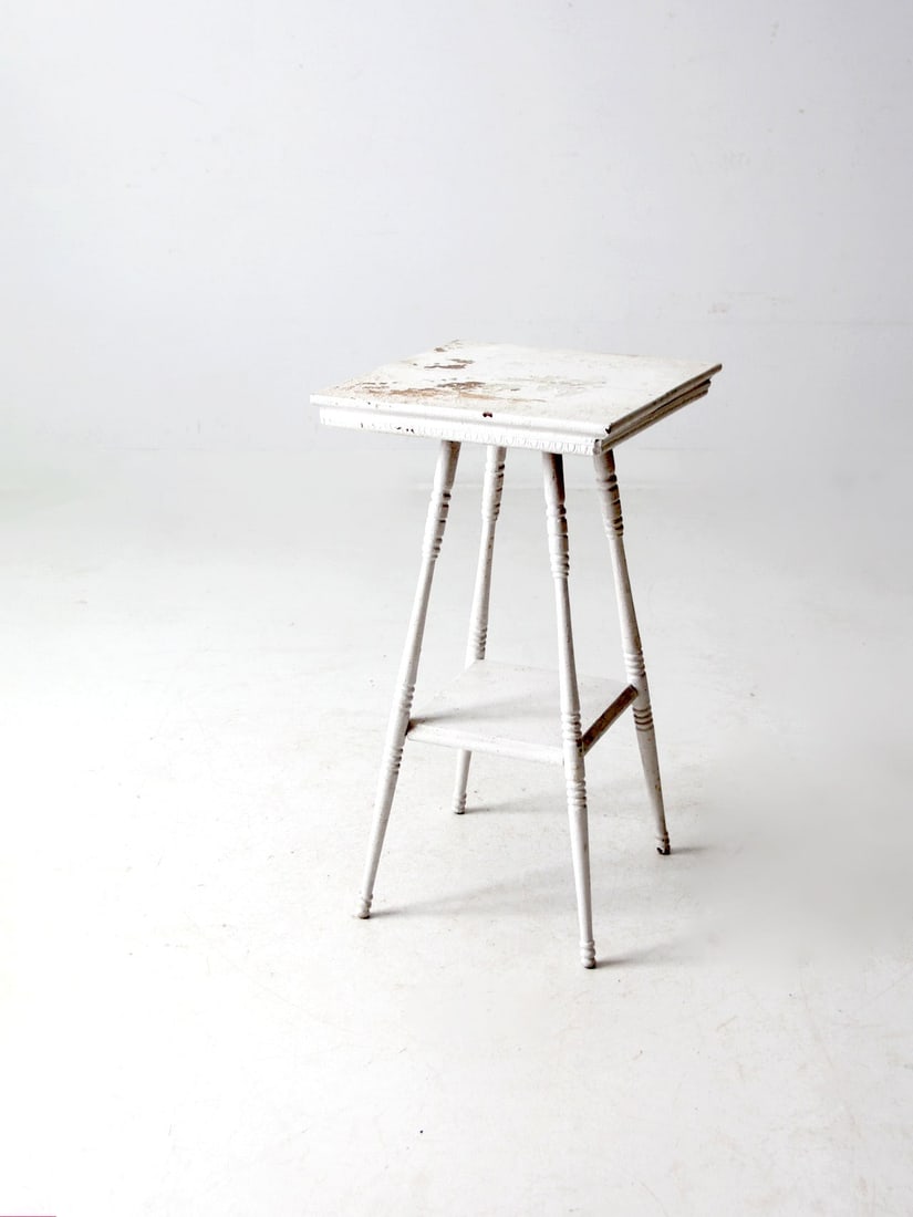 Early 1900s Antique White Wooden Side Table with Shelf: Early 1900s Antique White Wooden Side Table with Shelf This charming antique side table, dating back to the early 1900s, features a beautifully aged white finish that showcases its vintage character. 