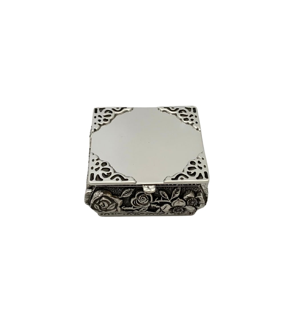 Italian 925 Sterling Silver Floral Snuff Box Handmade 100g: Italian 925 Sterling Silver Floral Snuff Box Handmade 100g This exquisite handmade snuff box is crafted from fine Italian 925 sterling silver, showcasing intricate floral ornate chased designs complem