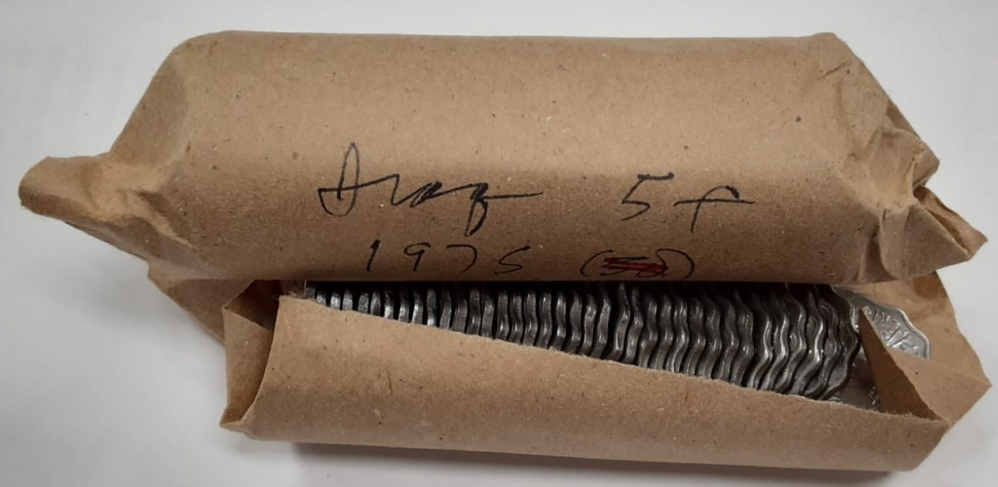 Roll of 40 Uncirculated 1975 Iraq 5 Fils Stainless Steel Coins KM#125a: Roll of 40 Uncirculated 1975 Iraq 5 Fils Stainless Steel Coins KM#125a This is a roll of 40 uncirculated 1975 Iraq 5 Fils coins, each composed of stainless steel. These scalloped coins were struck at 