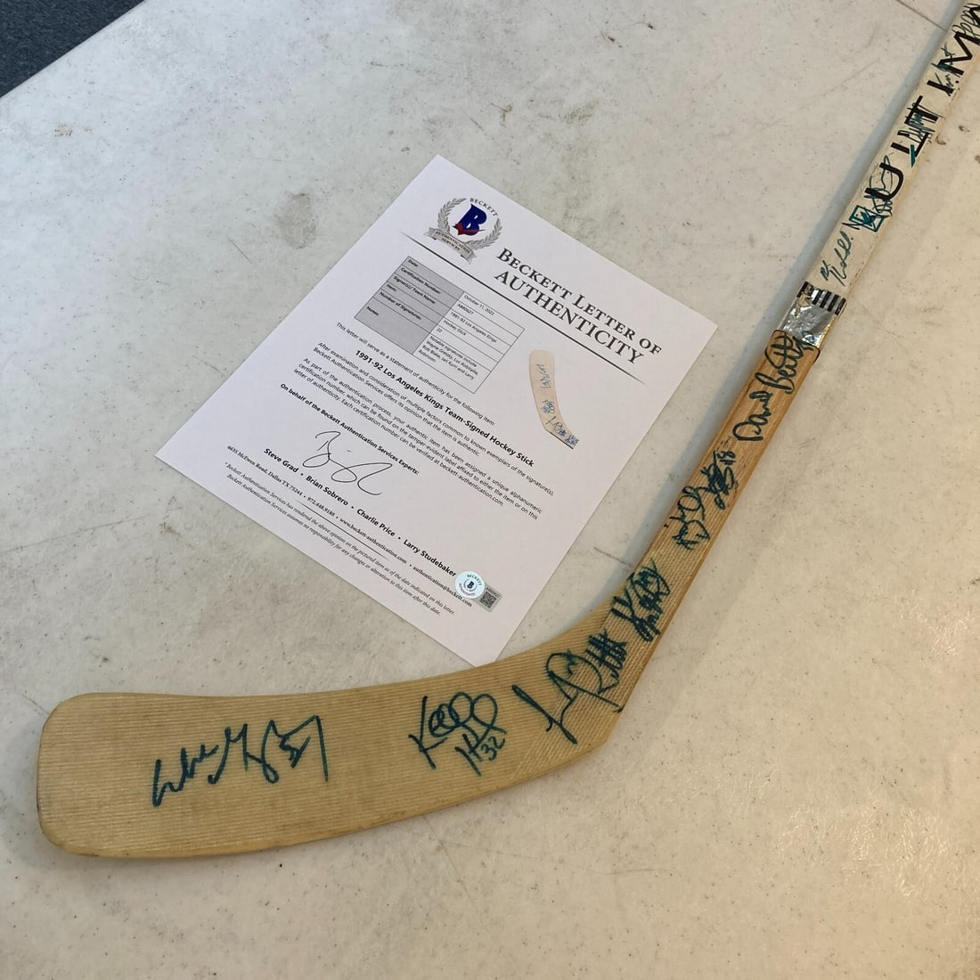 Wayne Gretzky Signed 1991-92 LA Kings Hockey Stick with Beckett COA: Wayne Gretzky Signed 1991-92 LA Kings Hockey Stick with Beckett COA This is a 1991-92 Los Angeles Kings team signed hockey stick featuring the legendary Wayne Gretzky. The KOHO Ultimate wooden hockey 