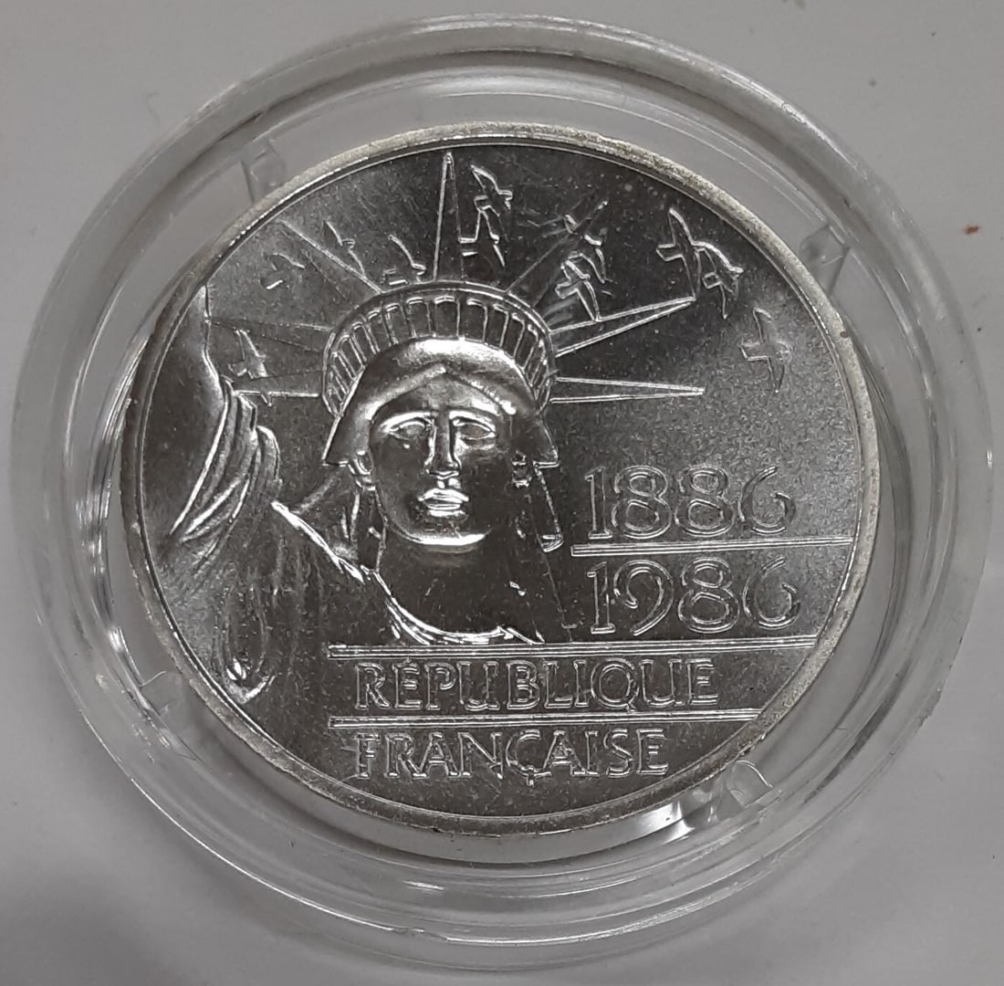 Statue of Liberty Silver 100 Franc France Piedfort Coin 1986: Statue of Liberty Silver 100 Franc France Piedfort Coin 1986 This 1986 100 Franc coin from the Republic of France features a Statue of Liberty design and is struck in 95% silver. The coin is a piedfor