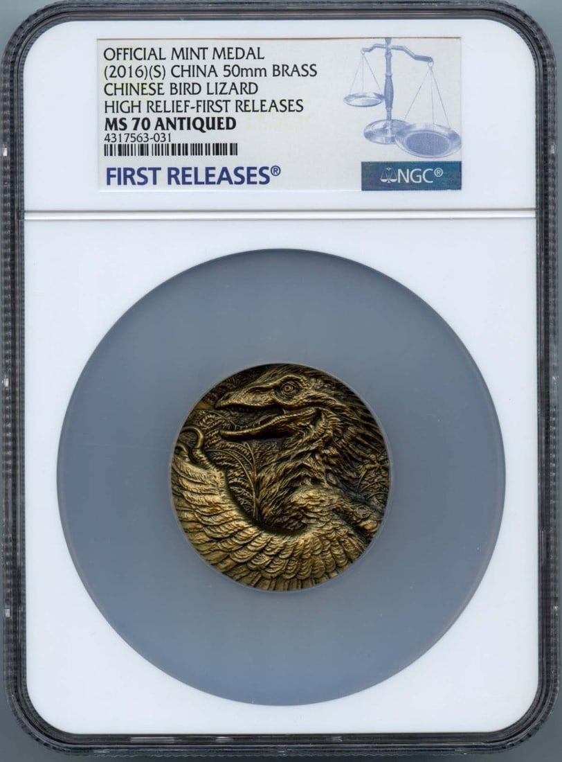 2016 China 50mm High Relief Lizard Coin NGC MS70: 2016 China 50mm High Relief Lizard Coin NGC MS70 This 2016 Chinese coin features a high relief design of a bird lizard and is crafted from brass. It is certified by NGC with a grade of MS70, indicatin
