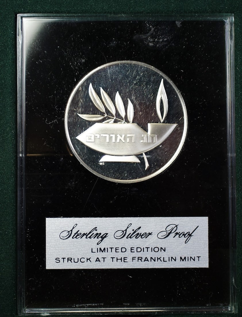 Franklin Mint 1972 Silver Proof Menorah Medal with Jewish Star and Oil Lamp: Franklin Mint 1972 Silver Proof Menorah Medal with Jewish Star and Oil Lamp This 1972 Franklin Mint medal features a Jewish Star oil lamp and Menorah design. Struck in proof quality silver, the uncirc