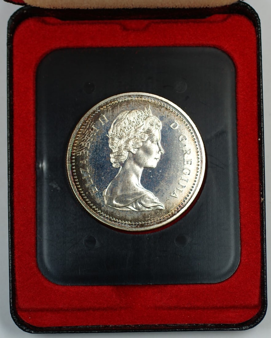 1972 Canadian Silver Proof-Like Dollar in Original RCM Display Case: 1972 Canadian Silver Proof-Like Dollar in Original RCM Display Case This 1972 Canada silver proof-like one dollar coin is composed of 50% silver and comes in its original Royal Canadian Mint (RCM) cas