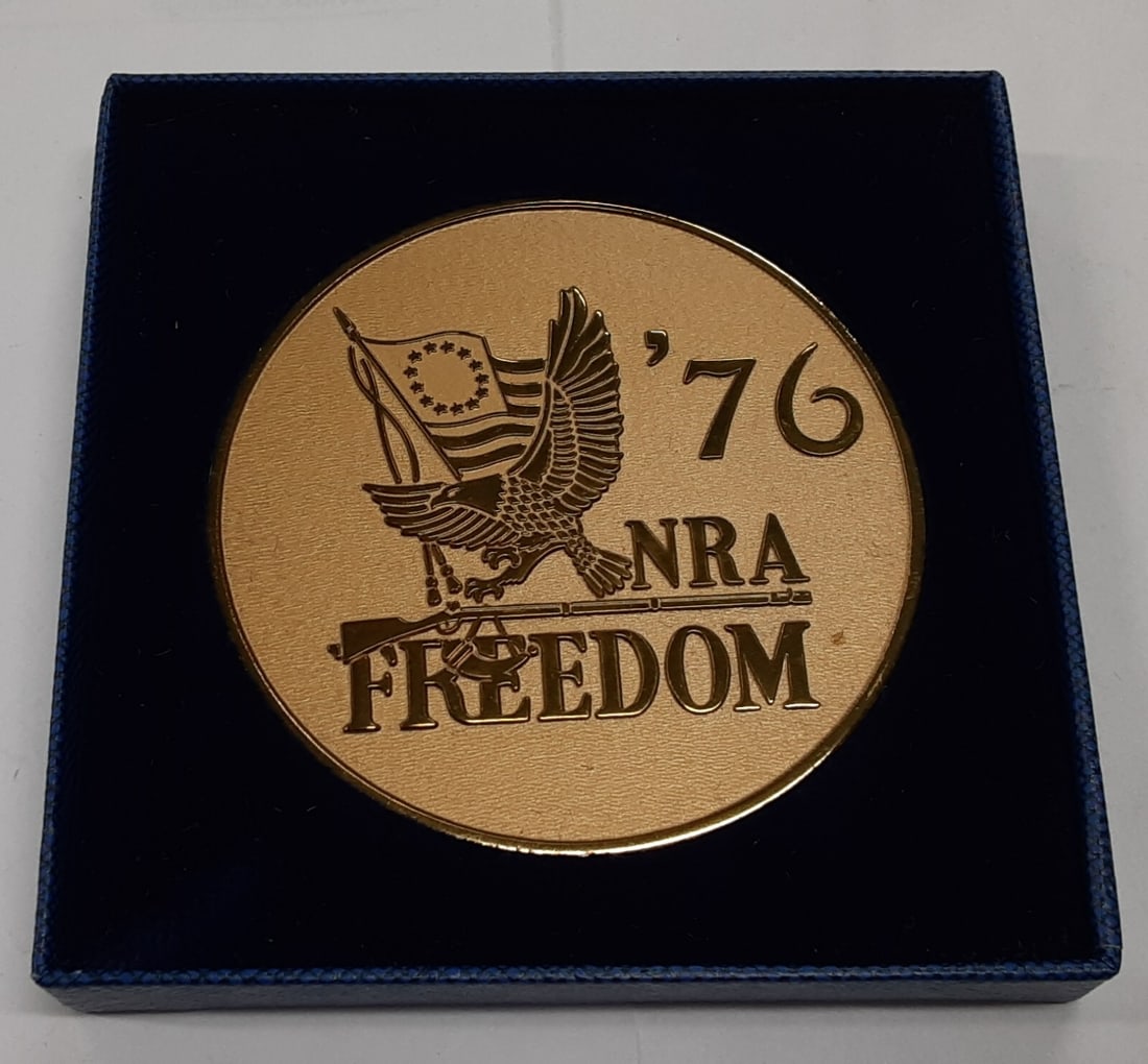NRA Freedom 1976 Bronze Commemorative Medal in Original Case: NRA Freedom 1976 Bronze Commemorative Medal in Original Case This 1976 NRA Freedom bronze medal is an un-used collectible from the United States. Crafted from bronze, it features a diameter of 2.5 inc
