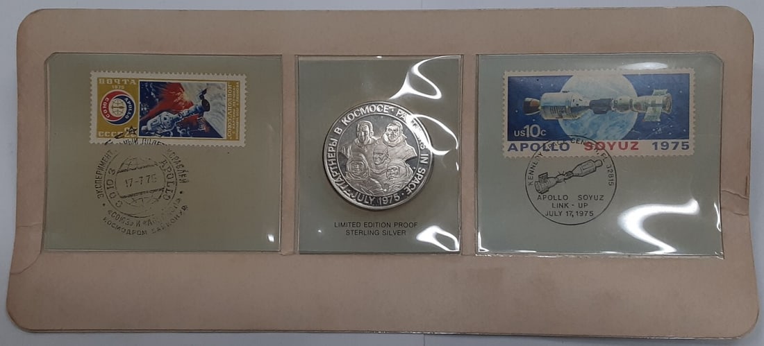 1975 Apollo Soyuz Sterling Silver Medal and Stamps Collection by Franklin Mint: 1975 Apollo Soyuz Sterling Silver Medal and Stamps Collection by Franklin Mint Limited edition 1975 Apollo/Soyuz mission sterling silver medal and stamp set by Franklin Mint. The set features an uncir