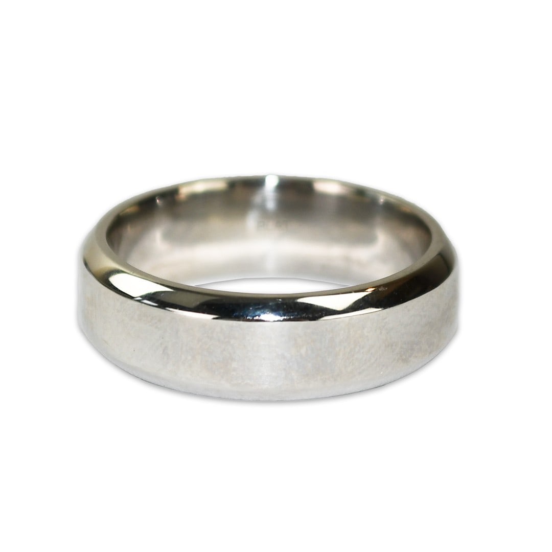Men's 16.1g Platinum 6.5mm Wedding Band Size 9.25: Men's 16.1g Platinum 6.5mm Wedding Band Size 9.25 This men's wedding band is crafted from .950 platinum, featuring a bright polished finish with beveled edges. The ring is stamped 'plat' and has been 