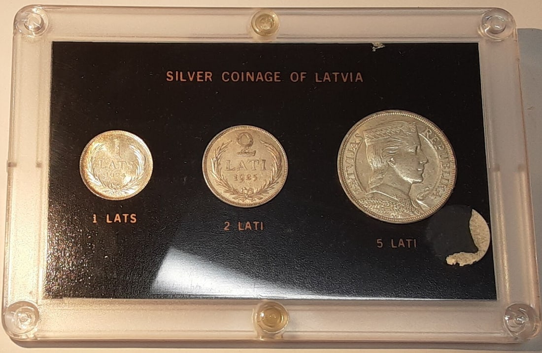 Three Piece Latvia Silver Coin Collection in Display Case 1920s: Three Piece Latvia Silver Coin Collection in Display Case 1920s This set features three Latvian silver coins from the 1920s, including a 1924 1 Lats, a 1925 2 Lati, and a 1929 5 Lati. The coins are co