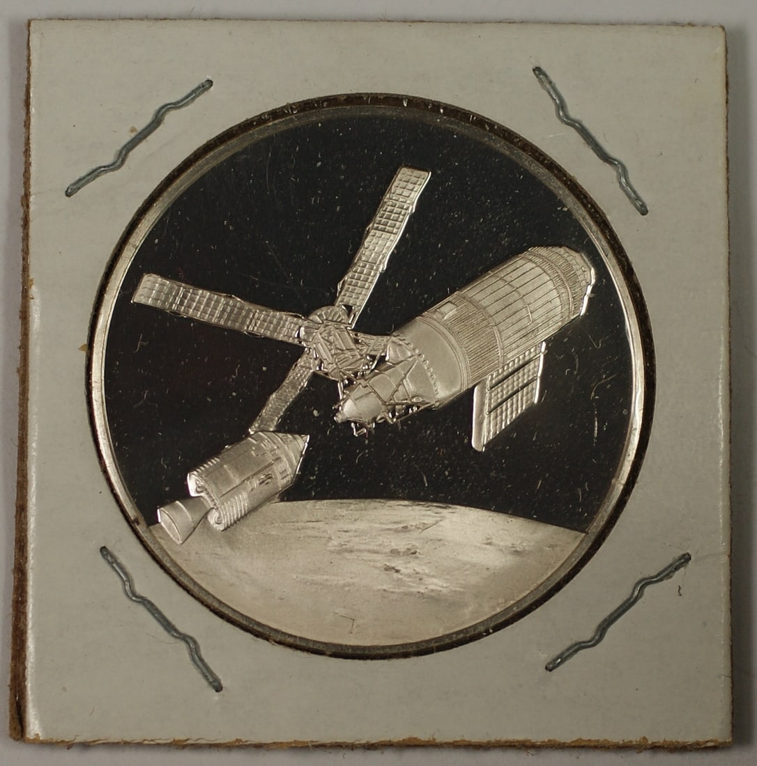 Commemorative Silver Medal Honoring Postmasters of America ISS Skylab: Commemorative Silver Medal Honoring Postmasters of America ISS Skylab This Postmasters of America Commemorative Issue Silver Medal honors the ISS Skylab and was produced by Franklin Mint. Crafted from
