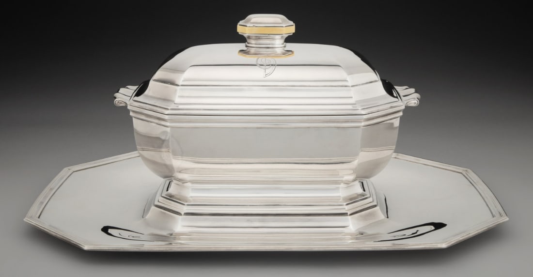 French Art Deco Sterling Silver Tetard Freres Tureen Set with Monogram: French Art Deco Sterling Silver Tetard Freres Tureen Set with Monogram Presenting a stunning French Art Deco sterling silver covered tureen on stand by Tetard Freres, crafted in Paris circa 1930. This