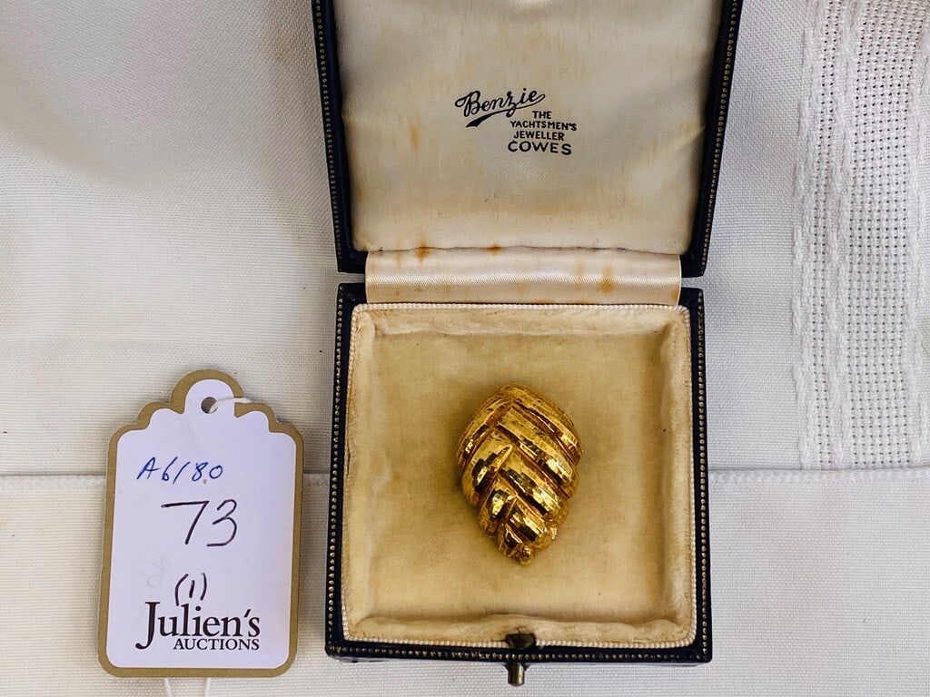 David Webb 18K Yellow Gold Brooch Pin from Nancy Sinatra: David Webb 18K Yellow Gold Brooch Pin from Nancy Sinatra This exquisite David Webb brooch pin is crafted from 18K yellow gold, previously owned by Mrs. Nancy Sinatra. Fully signed and hallmarked, this