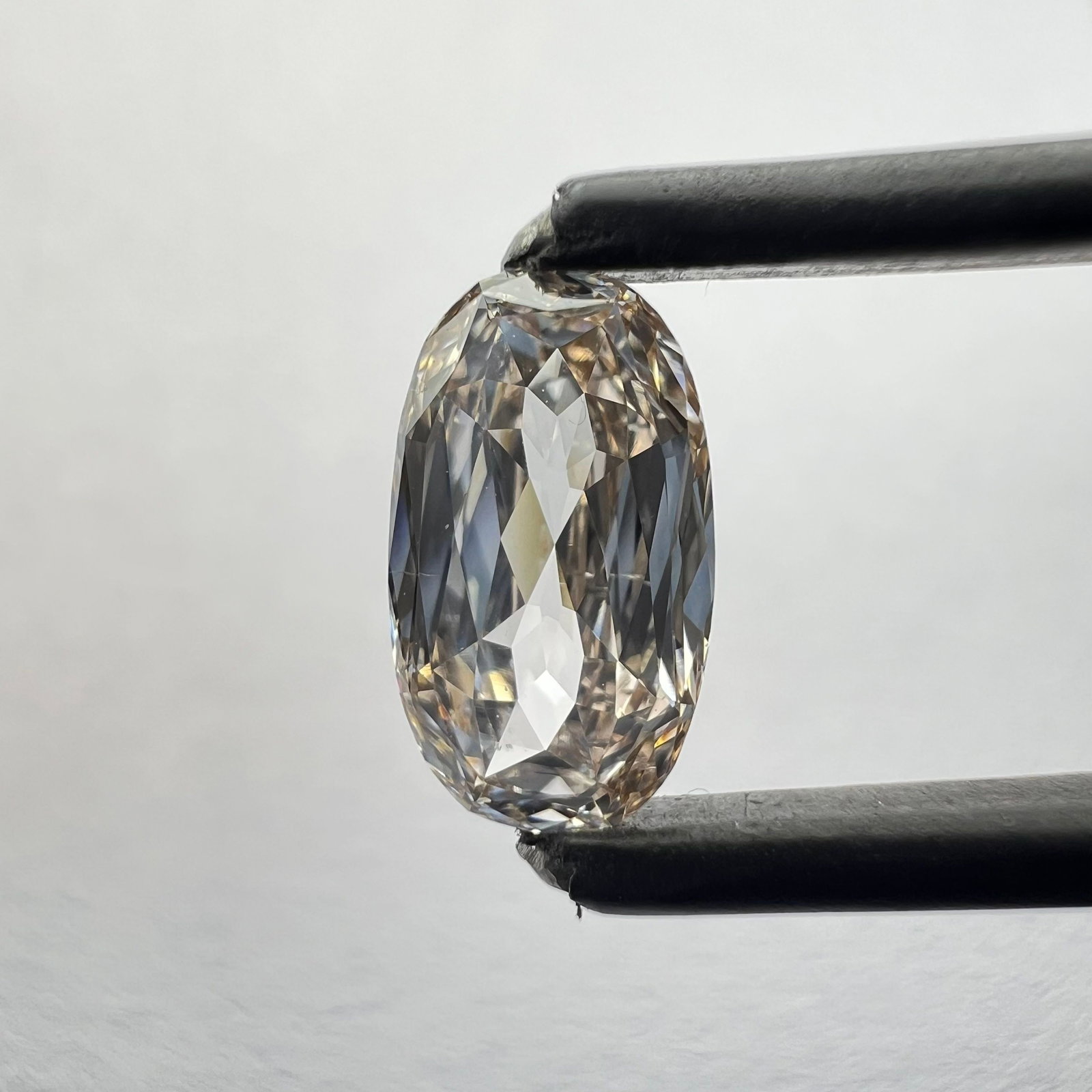 Loose Diamond - OVAL 0.97ct Pink VS2: Loose Diamond - OVAL 0.97ct Pink VS2 Source: This is a real non-mined Diamond that has been grown in a lab Shape: OVAL Carats: 0.97 Color: Pink Certification: NONE Additional images available upon req