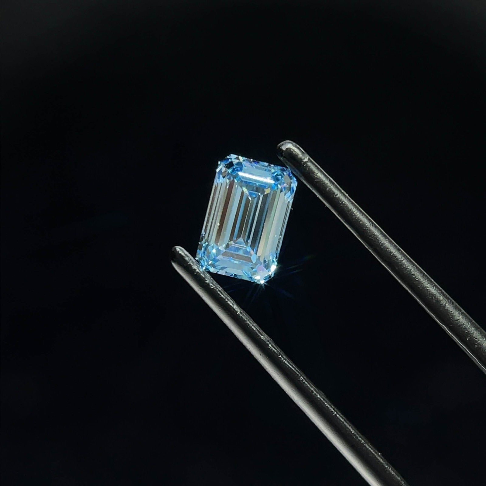 Loose Diamond - EMERALD 0.79ct Fancy Intense Blue VS1: Loose Diamond - EMERALD 0.79ct Fancy Intense Blue VS1 Source: This is a real non-mined Diamond that has been grown in a lab Shape: EMERALD Carats: 0.79 Color: Fancy Intense Blue Certification: IGI Vid