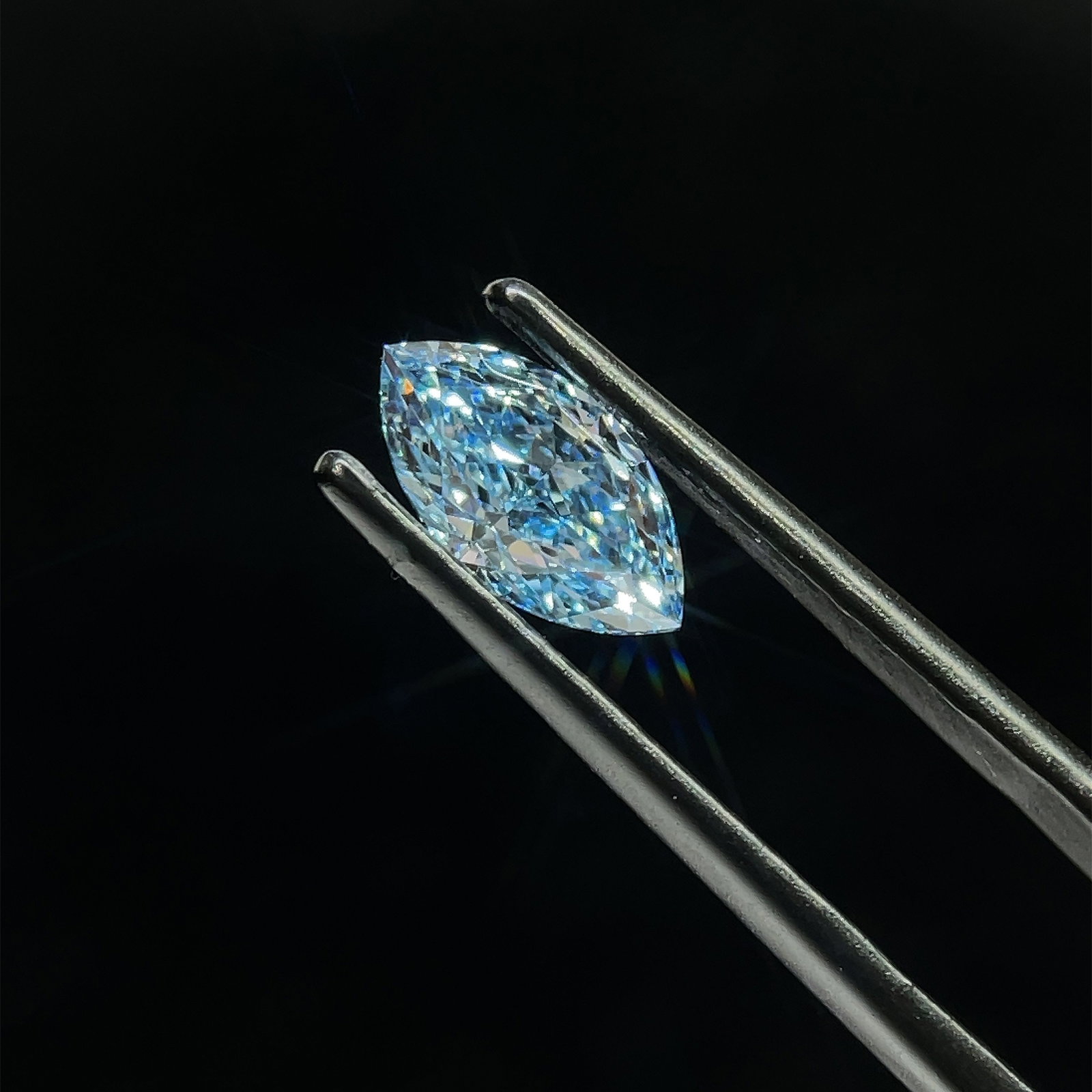Loose Diamond - MARQUISE 1.21ct Fancy Vivid Blue VS1: Loose Diamond - MARQUISE 1.21ct Fancy Vivid Blue VS1 Source: This is a real non-mined Diamond that has been grown in a lab Shape: MARQUISE Carats: 1.21 Color: Fancy Vivid Blue Certification: IGI Video