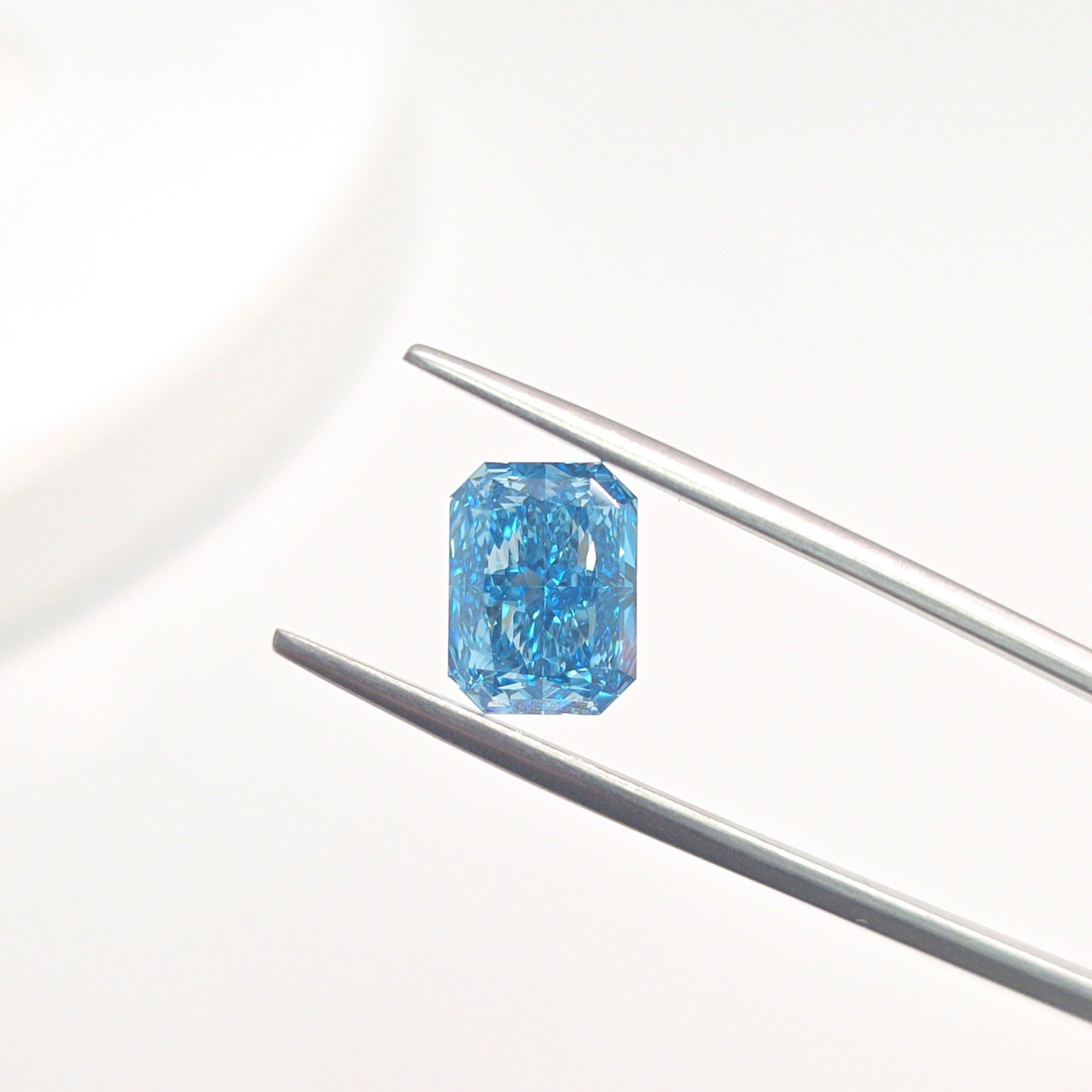 Loose Diamond - RADIANT 2.5ct Fancy Vivid Blue VVS2: Loose Diamond - RADIANT 2.5ct Fancy Vivid Blue VVS2 Source: This is a real non-mined Diamond that has been grown in a lab Shape: RADIANT Carats: 2.5 Color: Fancy Vivid Blue Certification: IGI Addition