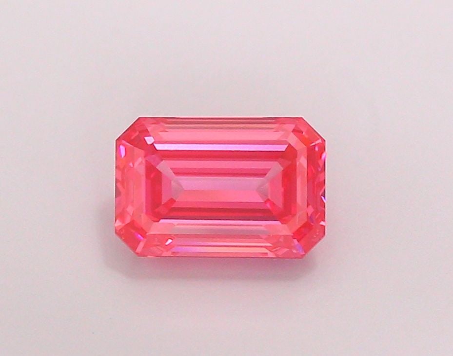 Loose Diamond - EMERALD 2.0ct Fancy Vivid Red VS2: Loose Diamond - EMERALD 2.0ct Fancy Vivid Red VS2 Source: This is a real non-mined Diamond that has been grown in a lab Shape: EMERALD Carats: 2.0 Color: Fancy Vivid Red Certification: IGI Video: