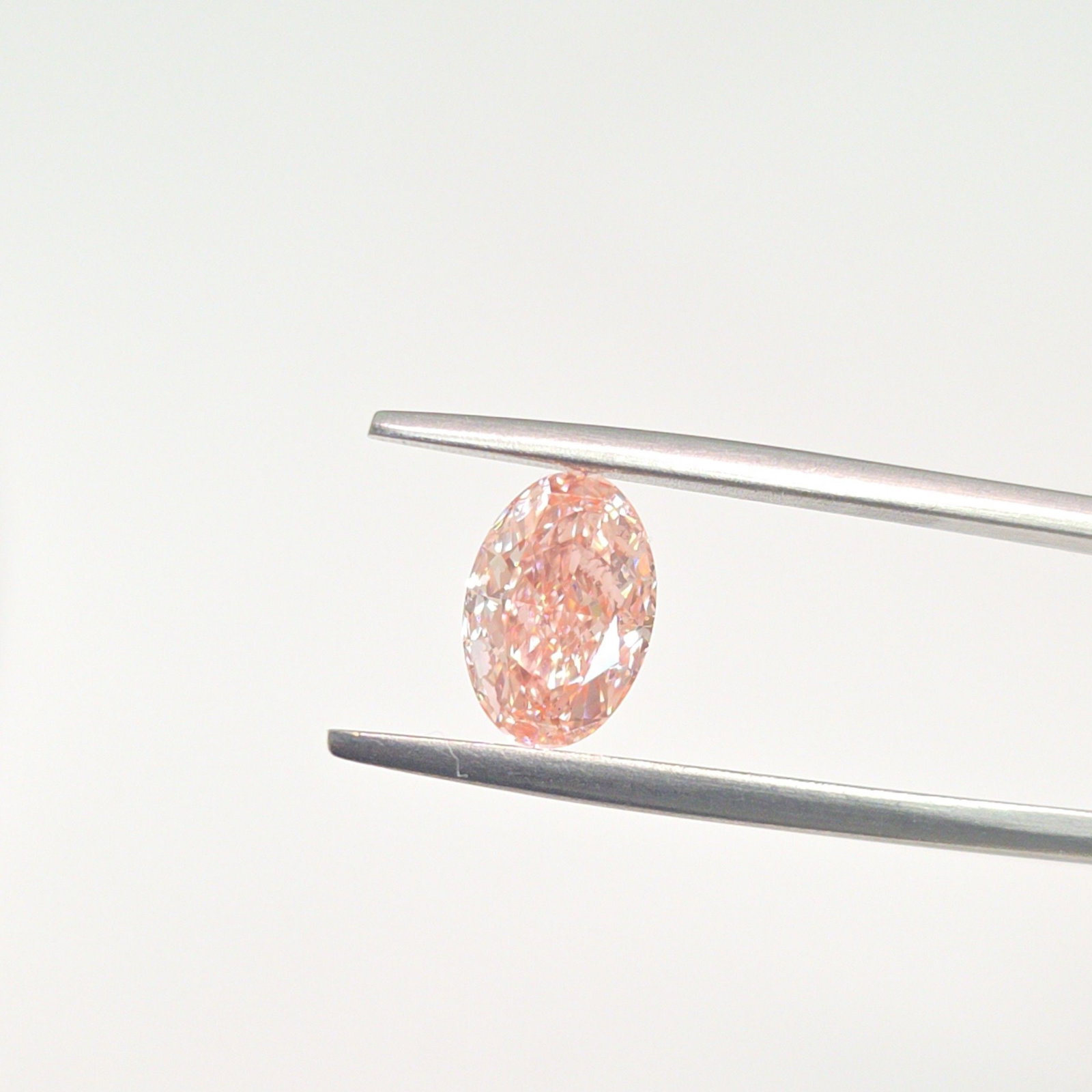 Loose Diamond - OVAL 1.56ct Fancy Vivid Pink VS2: Loose Diamond - OVAL 1.56ct Fancy Vivid Pink VS2 Source: This is a real non-mined Diamond that has been grown in a lab Shape: OVAL Carats: 1.56 Color: Fancy Vivid Pink Certification: IGI Additional im