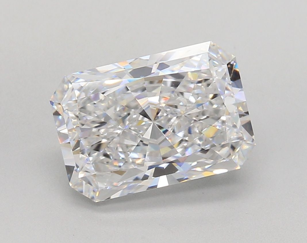 Loose Diamond - RADIANT 3.04ct D VS1: Loose Diamond - RADIANT 3.04ct D VS1 Source: This is a real non-mined Diamond that has been grown in a lab Shape: RADIANT Carats: 3.04 Color: D Clarity: VS1 Certification: IGI Video: