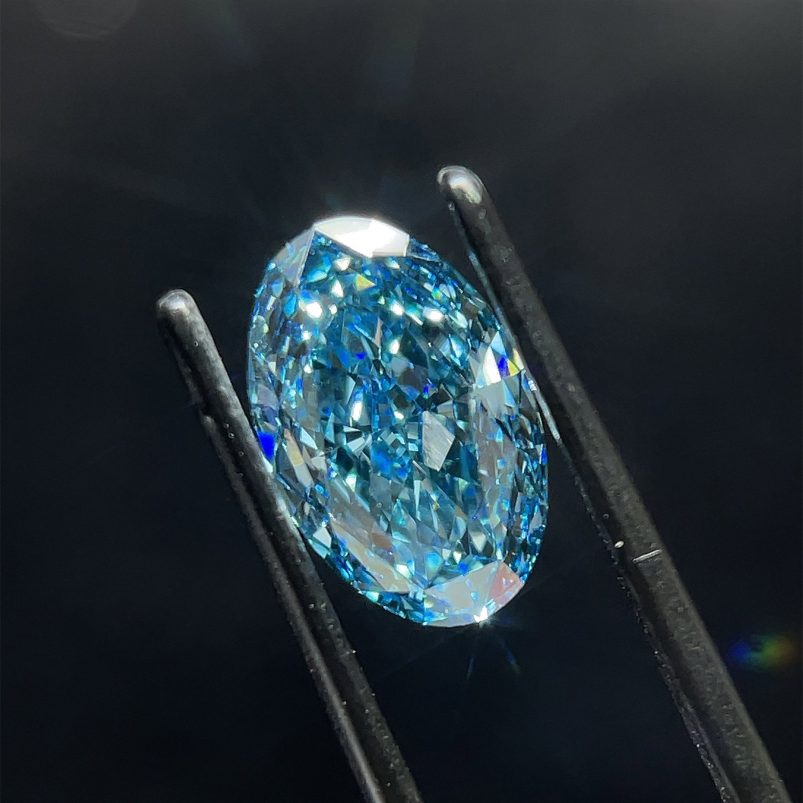Loose Diamond - OVAL 3.08ct Fancy Vivid Blue VVS2: Loose Diamond - OVAL 3.08ct Fancy Vivid Blue VVS2 Source: This is a real non-mined Diamond that has been grown in a lab Shape: OVAL Carats: 3.08 Color: Fancy Vivid Blue Certification: IGI Video: