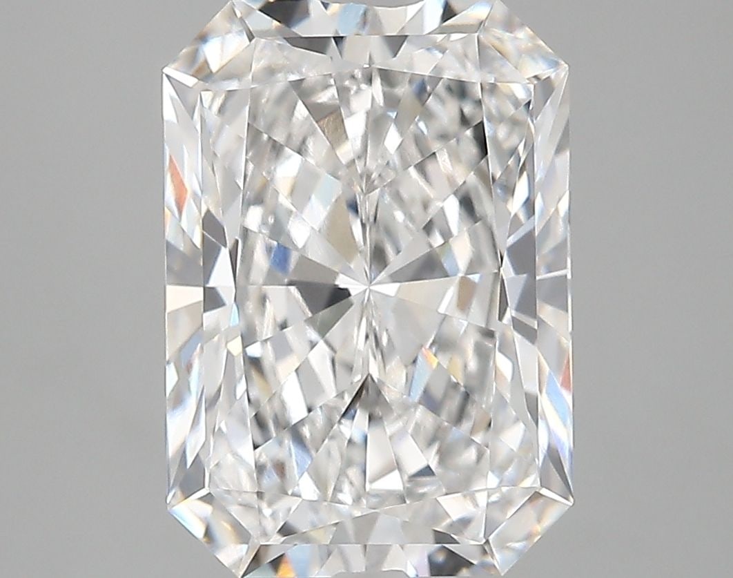 Loose Diamond - RADIANT 4.6ct E VVS2: Loose Diamond - RADIANT 4.6ct E VVS2 Source: This is a real non-mined Diamond that has been grown in a lab Shape: RADIANT Carats: 4.6 Color: E Clarity: VVS2 Certification: IGI Additional images availa