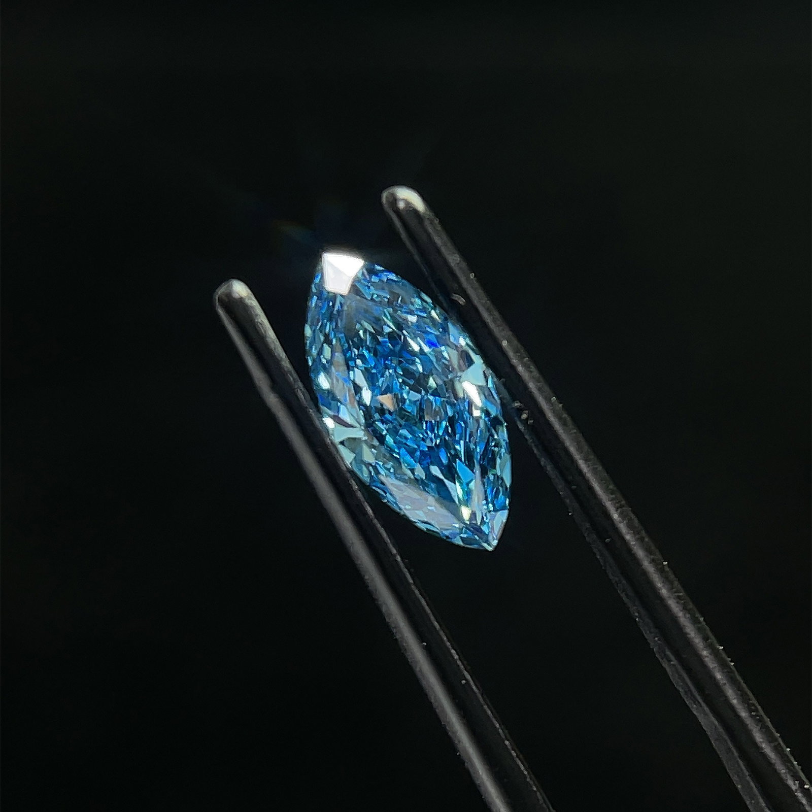 Loose Diamond - MARQUISE 0.96ct Fancy Vivid Blue VS2: Loose Diamond - MARQUISE 0.96ct Fancy Vivid Blue VS2 Source: This is a real non-mined Diamond that has been grown in a lab Shape: MARQUISE Carats: 0.96 Color: Fancy Vivid Blue Certification: IGI Video