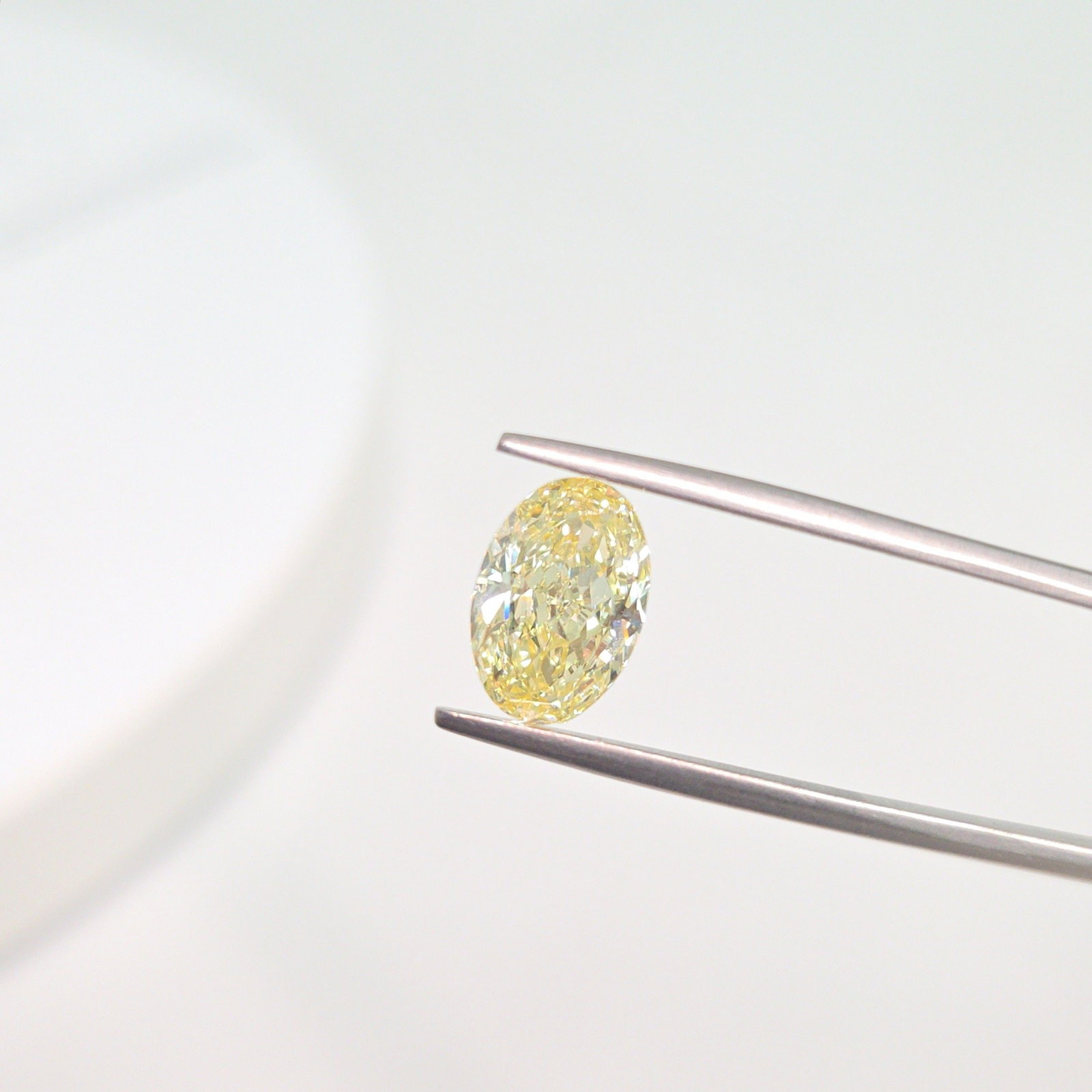 Loose Diamond - OVAL 2.52ct Fancy Yellow VS2: Loose Diamond - OVAL 2.52ct Fancy Yellow VS2 Source: This is a real non-mined Diamond that has been grown in a lab Shape: OVAL Carats: 2.52 Color: Fancy Yellow Certification: IGI Video: