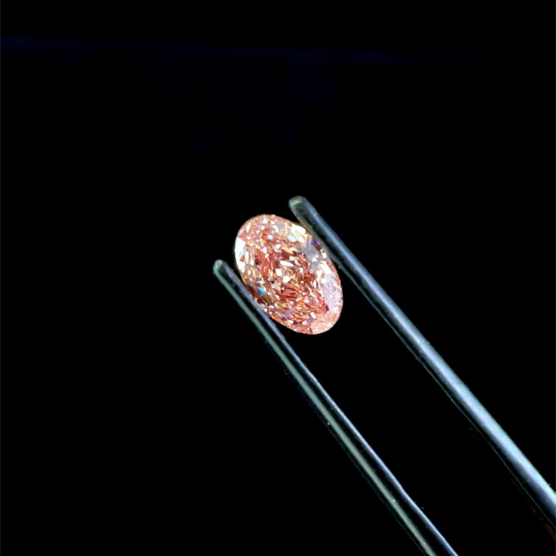 Loose Diamond - OVAL 1.08ct Fancy Vivid Pink VS1: Loose Diamond - OVAL 1.08ct Fancy Vivid Pink VS1 Source: This is a real non-mined Diamond that has been grown in a lab Shape: OVAL Carats: 1.08 Color: Fancy Vivid Pink Certification: IGI Video: