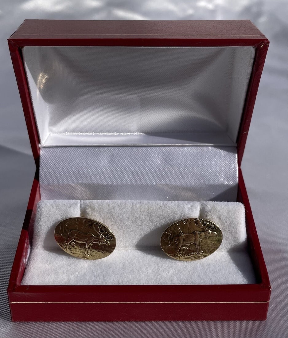 1940s 14K Yellow Gold Cufflinks with Hallmarks: 1940s 14K Yellow Gold Cufflinks with Hallmarks This exquisite pair of cufflinks is crafted from 14K yellow gold, showcasing remarkable detail and craftsmanship that reflects its circa 1940s origin. Ea