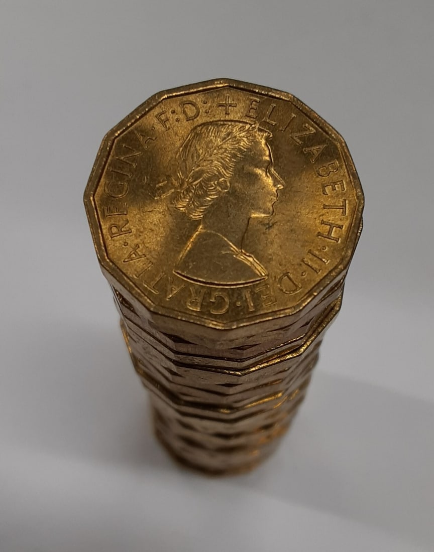 Roll of 25 Uncirculated 1967 UK Three Pence Nickel-Brass Coins in Tube: Roll of 25 Uncirculated 1967 UK Three Pence Nickel-Brass Coins in Tube This is a roll of 25 Brilliant Uncirculated 1967 Great Britain Three Pence coins featuring Queen Elizabeth II. The coins are comp