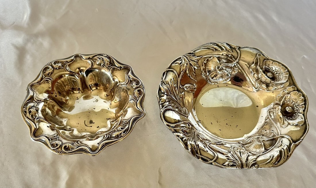 Set of 2 American Art Nouveau Sterling Silver Dishes 1900s: Set of 2 American Art Nouveau Sterling Silver Dishes 1900s Discover this exquisite collection of two American Art Nouveau sterling silver dishes from the 1900s. The first dish, weighing 124.20g, featu