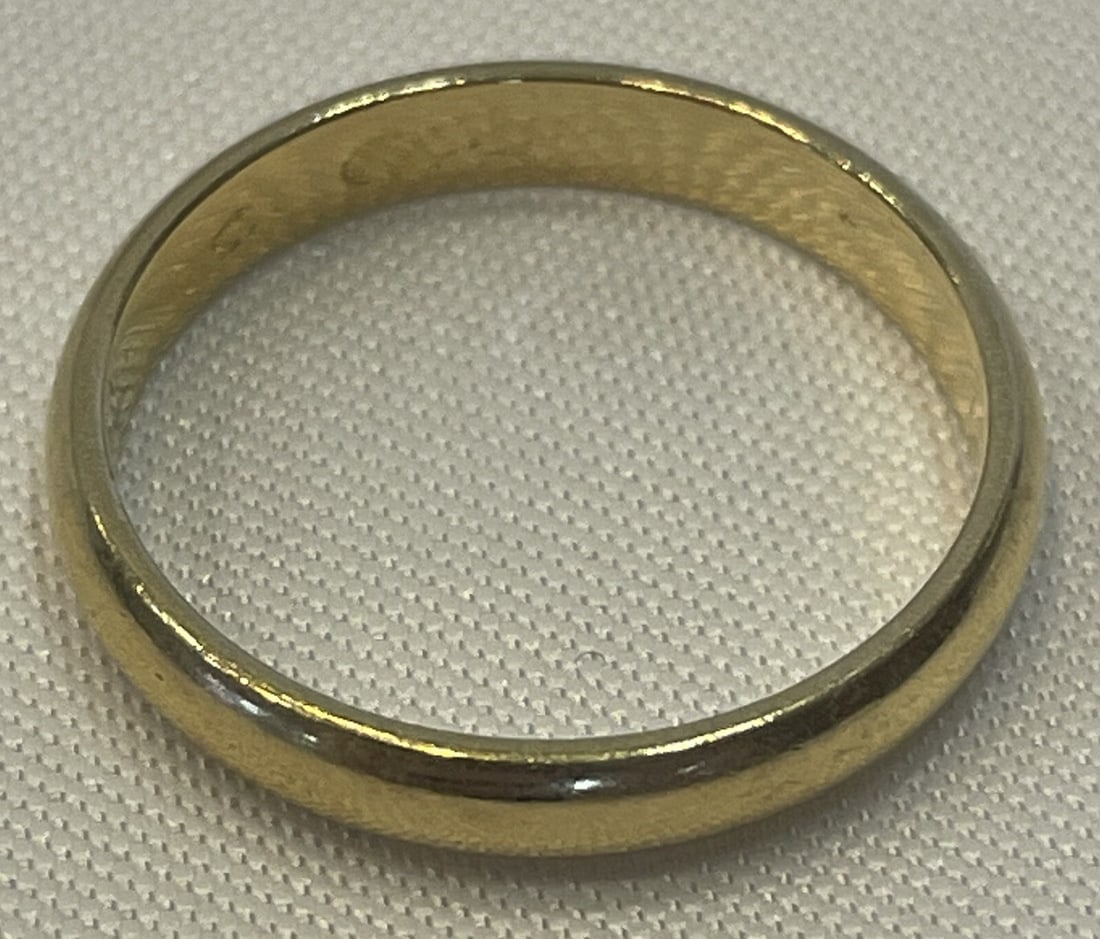 Stunning KMZT 18K Yellow Gold Ring Size 6 Hallmarked: Stunning KMZT 18K Yellow Gold Ring Size 6 Hallmarked This exquisite KMZT ring is crafted from 18K yellow gold and showcases remarkable detail and design. Weighing 2.70 grams, it features a diameter of