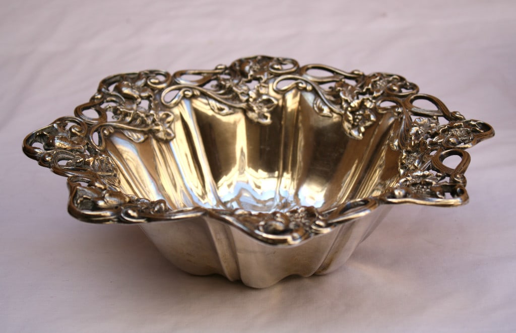 19th Century American Art Nouveau Sterling Silver Center Bowl by W: 19th Century American Art Nouveau Sterling Silver Center Bowl by W Discover a stunning 19th century American Art Nouveau sterling silver center bowl, crafted between 1850 and 1899. This exquisite piec
