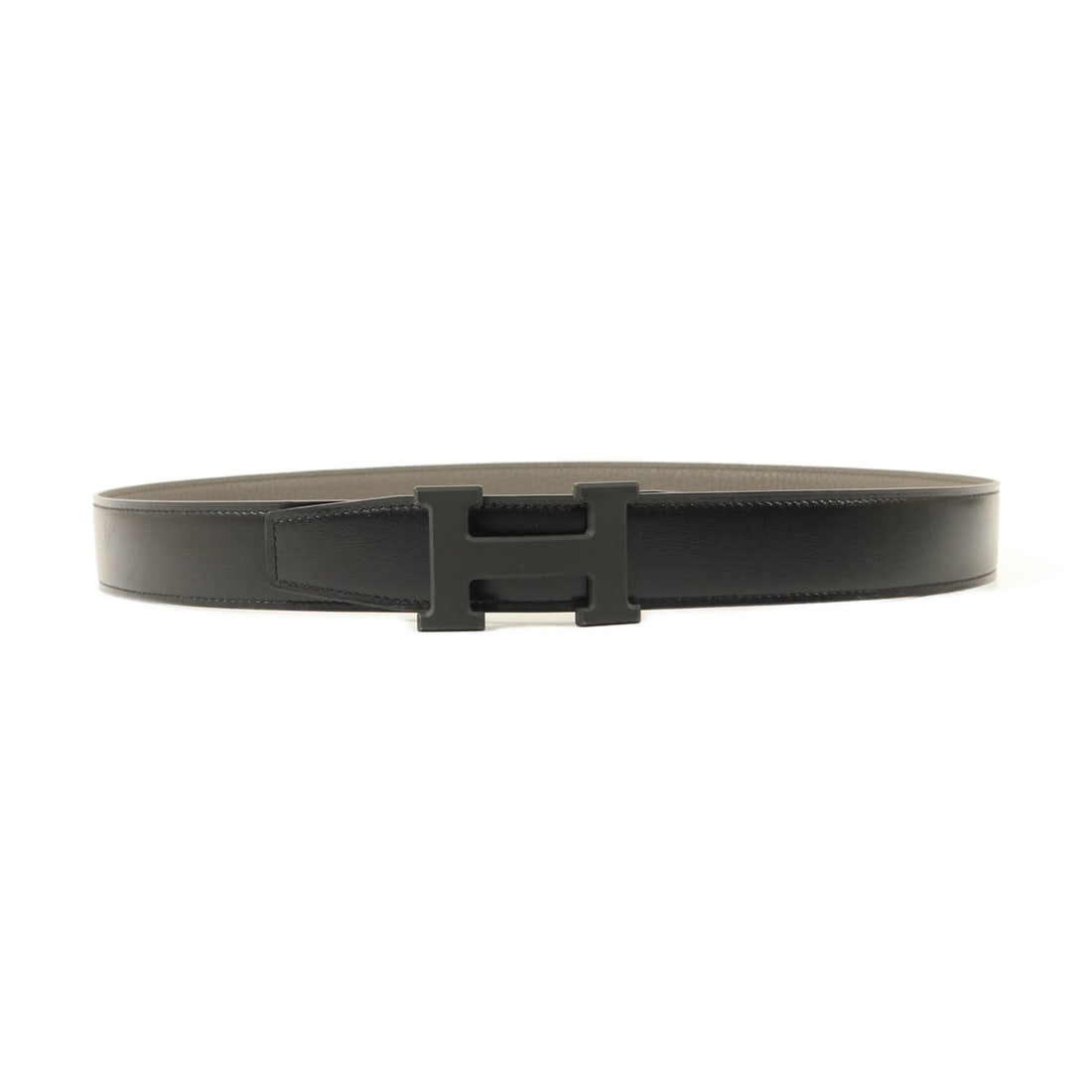 Hermes Reversible H Belt in Box Calf and Togo Leather Size 85: Hermes Reversible H Belt in Box Calf and Togo Leather Size 85 This HERMES Constance reversible H belt features premium calfskin leather in a sophisticated black color. Designed for unisex wear, it off