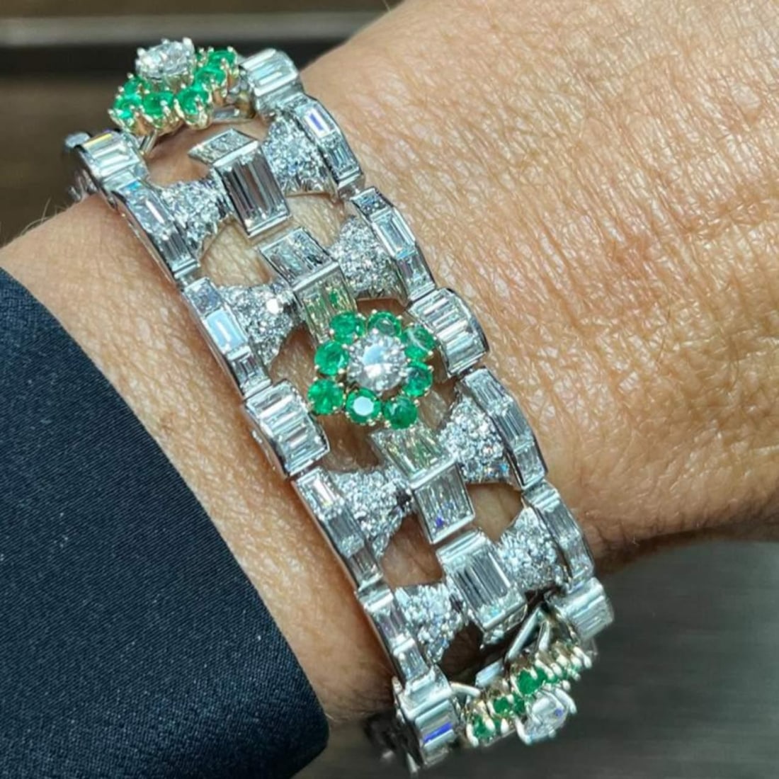 Stunning Platinum 18K White Gold Diamond Emerald Bracelet 78.9g: Stunning Platinum 18K White Gold Diamond Emerald Bracelet 78.9g This exquisite bracelet is crafted from a luxurious combination of platinum and 18K white gold, showcasing a stunning array of diamonds 