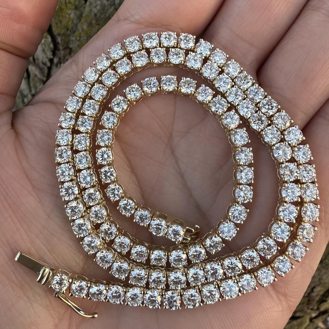 18k Yellow Gold Tennis Necklace with 109 Natural Diamonds: 18k Yellow Gold Tennis Necklace with 109 Natural Diamonds This elegant tennis necklace features 109 natural round brilliant cut diamonds, totaling 22.33 carats, set in solid 18k yellow gold. The diamo