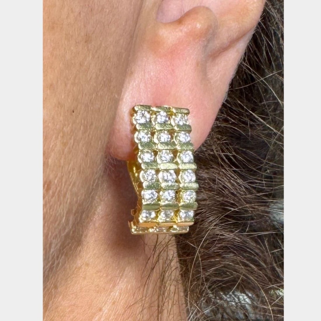 14K Yellow Gold 3.70 Ct Diamond Earrings 42 Stones G-H Color VS1-SI1: 14K Yellow Gold 3.70 Ct Diamond Earrings 42 Stones G-H Color VS1-SI1 These stunning 14K yellow gold earrings feature a total diamond weight of approximately 3.70 carats, showcasing 42 brilliant diamon