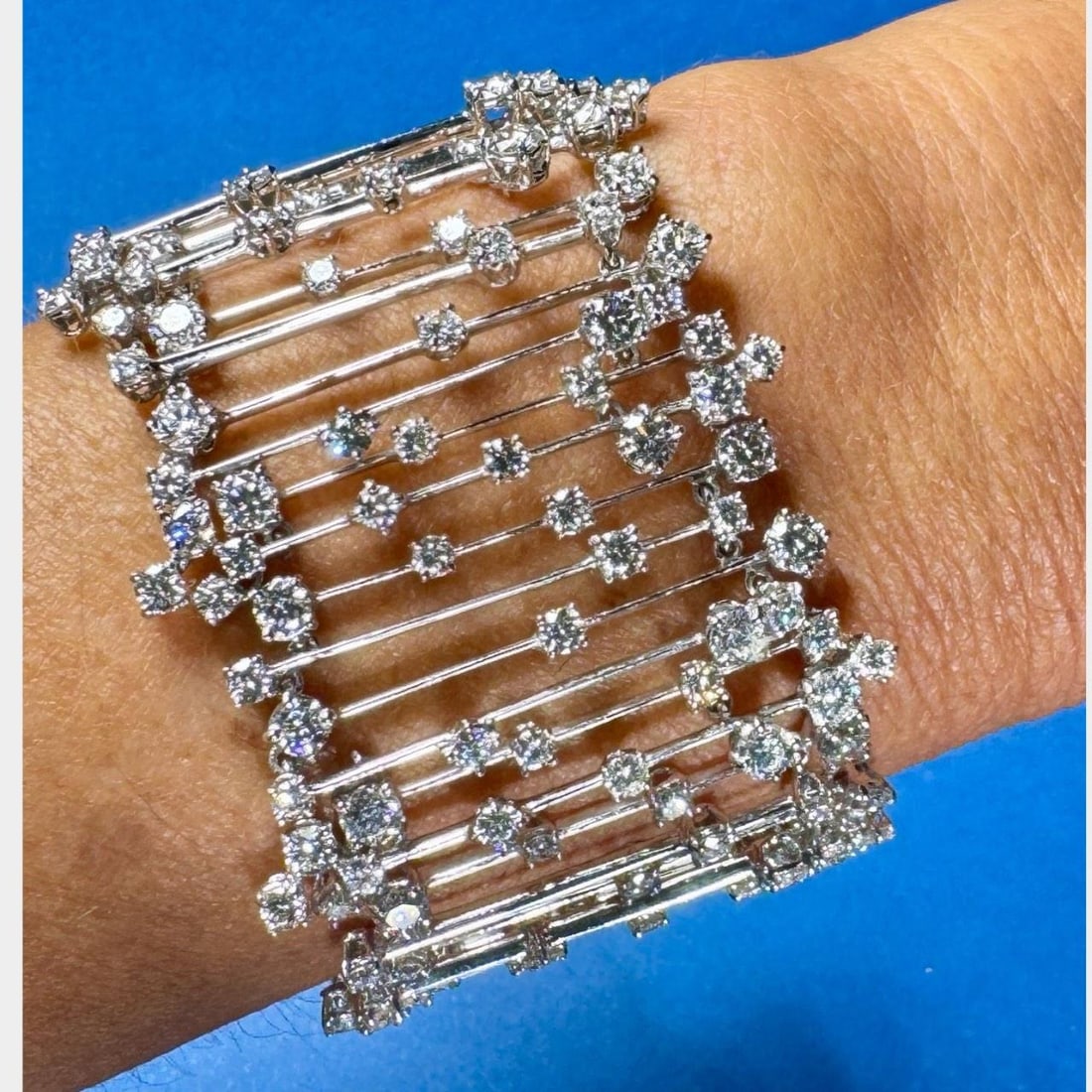 18K White Gold Diamond Bracelet 262 Diamonds 28 Ct F-G VVS-VS: 18K White Gold Diamond Bracelet 262 Diamonds 28 Ct F-G VVS-VS This exquisite French import bracelet is crafted from 18K white gold and features a stunning array of 262 diamonds, boasting an approximat