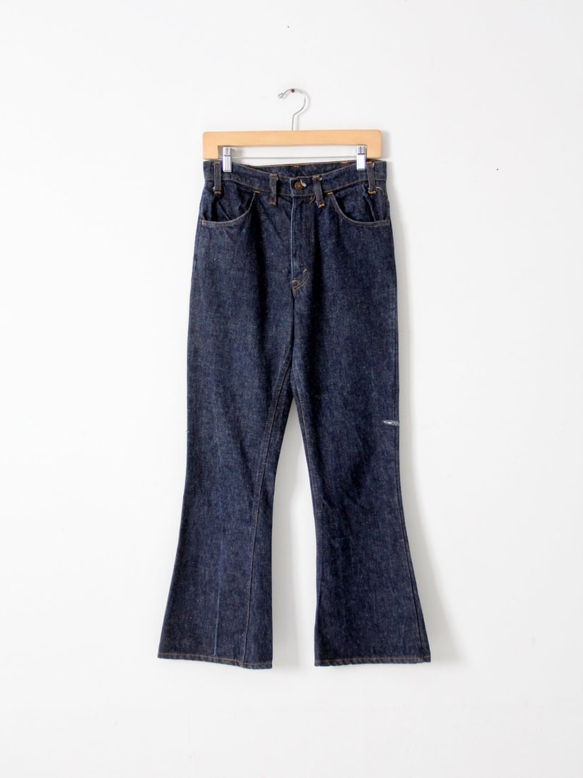 1970s Vintage Levi's Bootcut Jeans 30 x 30 with Orange Tab: 1970s Vintage Levi's Bootcut Jeans 30 x 30 with Orange Tab This pair of vintage 1970s Levis jeans showcases a classic bootcut design that sits comfortably at the waist. Featuring a zipper fly and the 