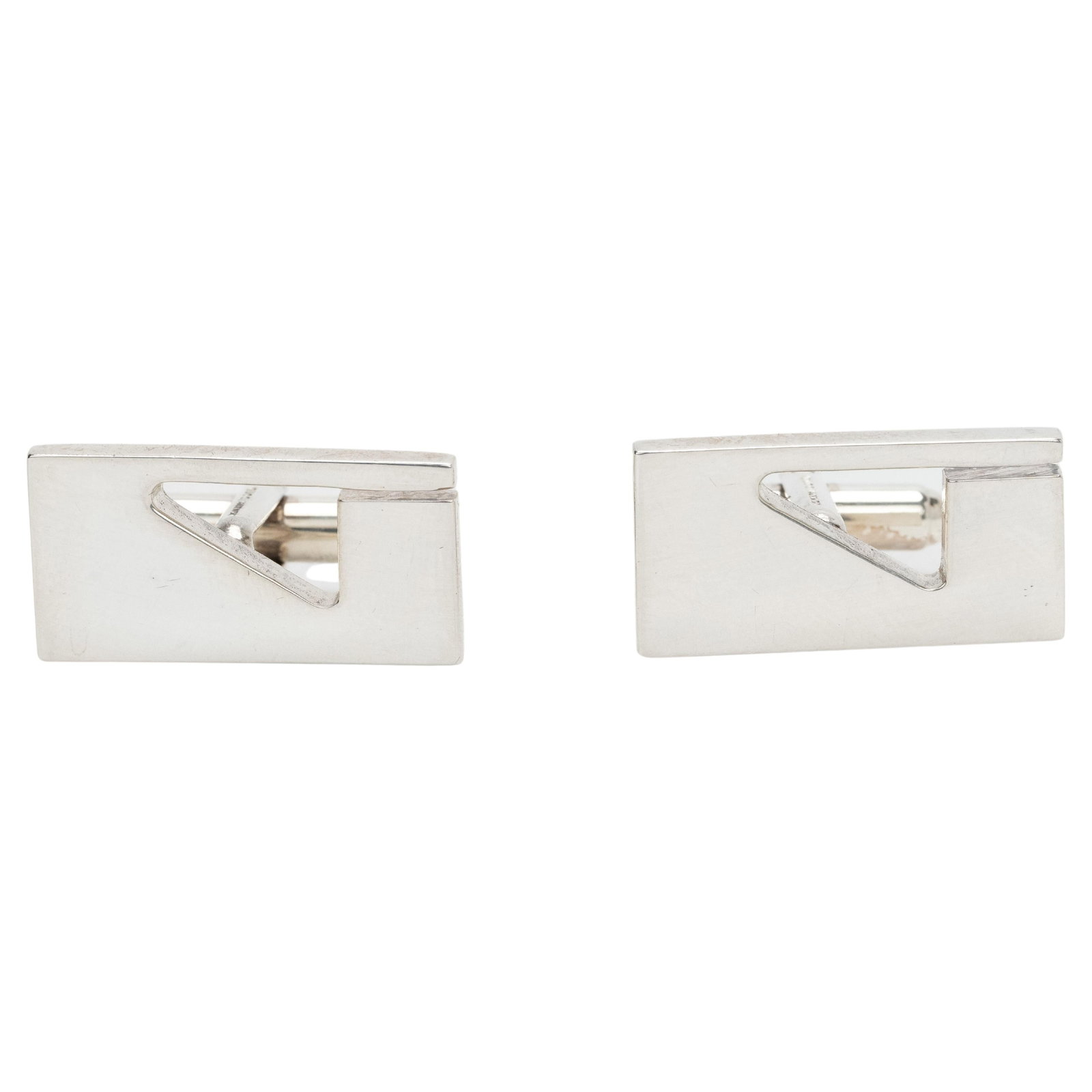 Gucci Sterling Silver Logo Cufflinks 1 x 0.5 in 2010: Gucci Sterling Silver Logo Cufflinks 1 x 0.5 in 2010 Enhance your accessory collection with these stunning Gucci rectangular logo cufflinks crafted from premium sterling silver. These cufflinks featur