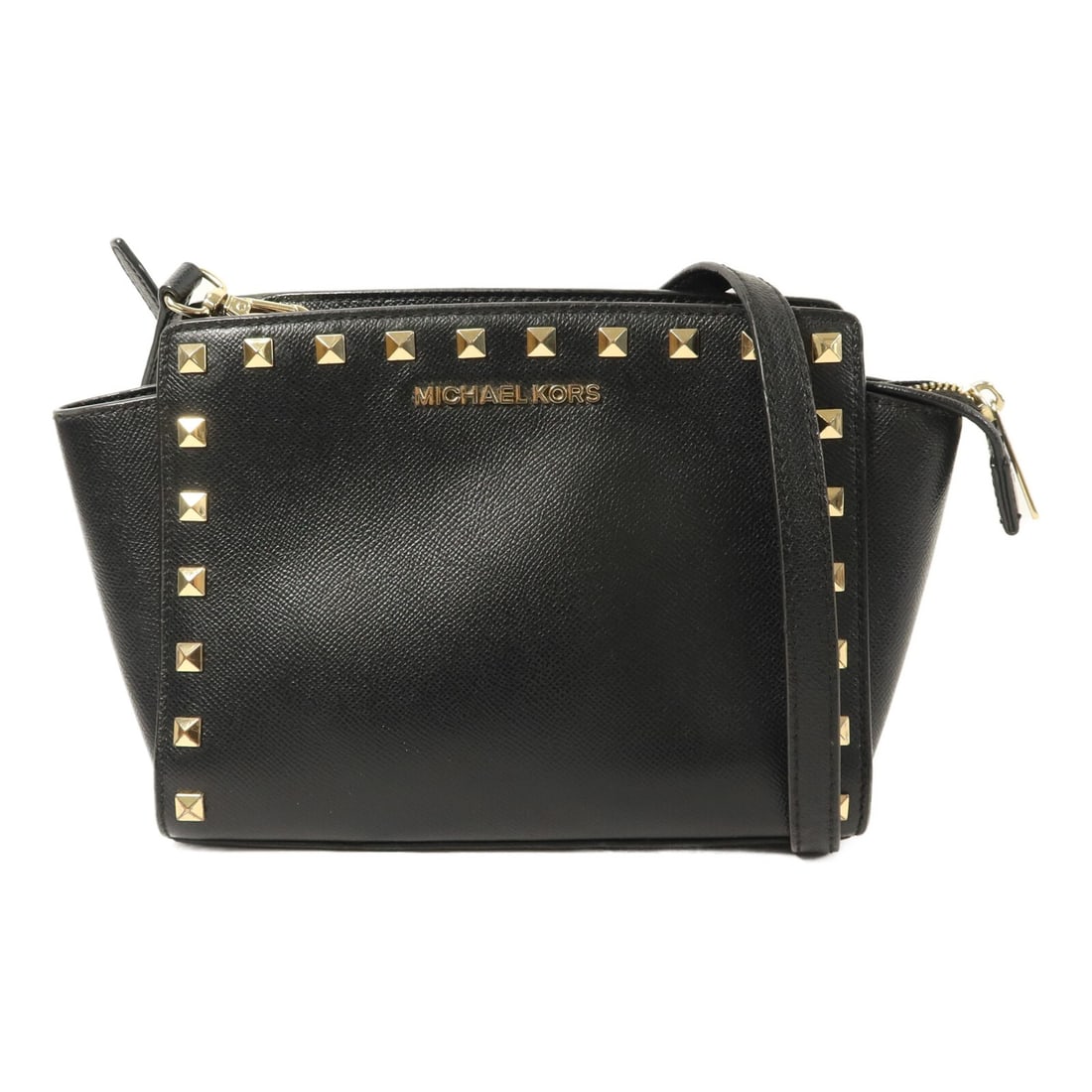 Michael Kors Selma black calfskin shoulder bag GHW: Michael Kors Selma black calfskin shoulder bag GHW This Michael Kors Selma shoulder bag features a classic black calfskin leather exterior, offering a sophisticated and durable design. The bag is tail