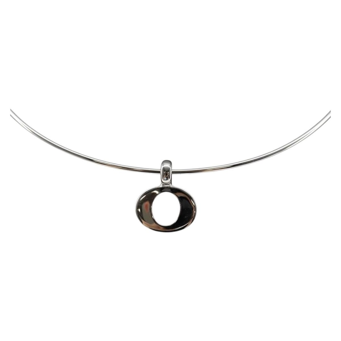Christian Dior Silver Metal Choker Necklace Authentic: Christian Dior Silver Metal Choker Necklace Authentic This elegant Christian Dior choker features a sleek metal design in a stunning silver color. Measuring approximately 37 cm (14.6 inches) in total 