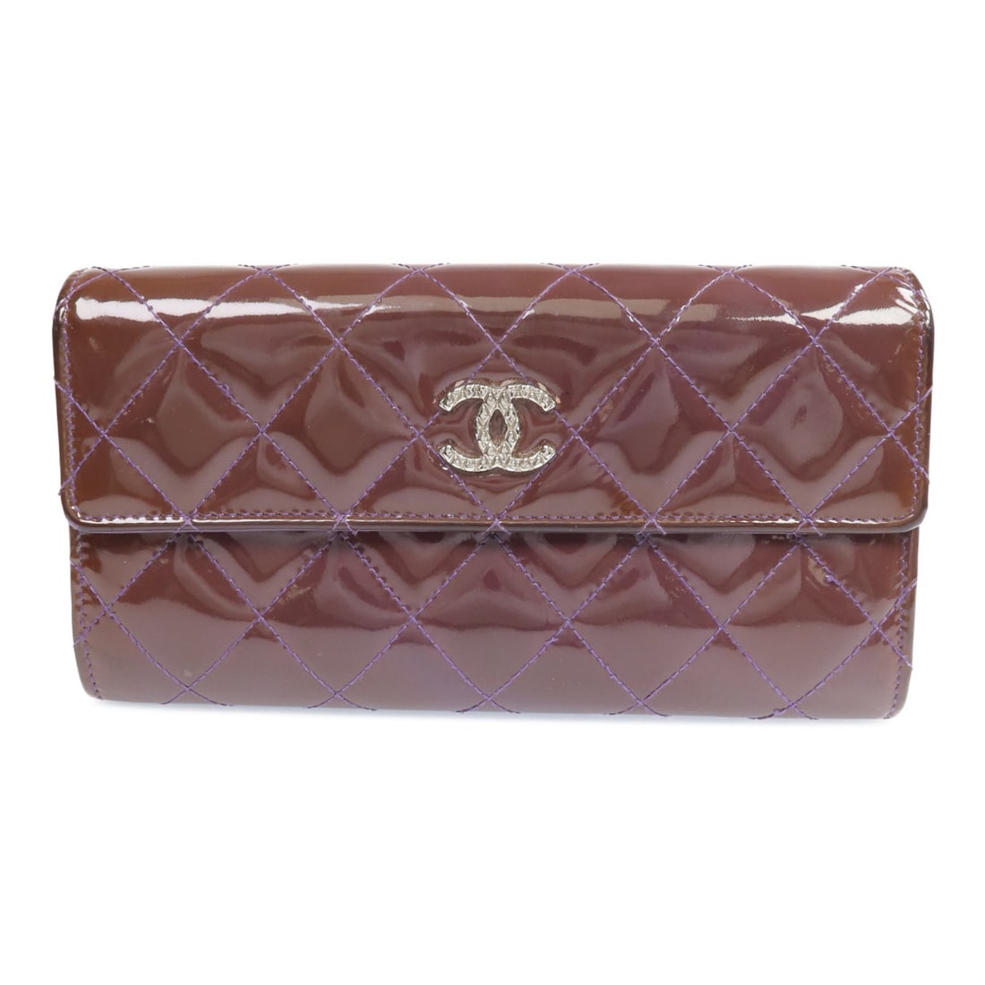 Purple Patent Leather Bifold Wallet CHANEL CC Silver Hardware: Purple Patent Leather Bifold Wallet CHANEL CC Silver Hardware This CHANEL bifold long wallet is crafted from purple patent leather and features the signature CC logo. Made in France, it offers a styli