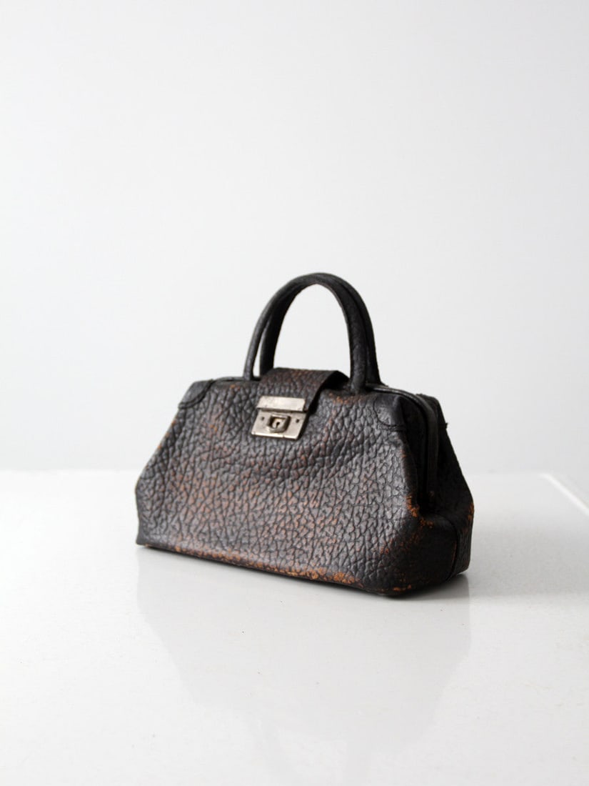 Antique Elephant Hide Handbag Circa 1900 with Silver Tone Clasp: Antique Elephant Hide Handbag Circa 1900 with Silver Tone Clasp Discover this exquisite antique elephant hide purse from circa 1900, a true treasure from our Stylist's Collection. This elegant handbag