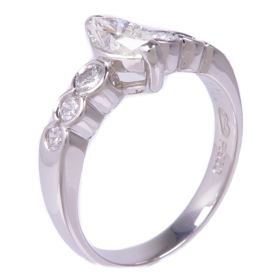 JEWELRY Diamond Ring in Pt950 Platinum Size 6.75: JEWELRY Diamond Ring in Pt950 Platinum Size 6.75 This exquisite diamond ring is crafted from Pt950 platinum, showcasing a stunning clear diamond as its centerpiece. Designed in a classic ring style, i