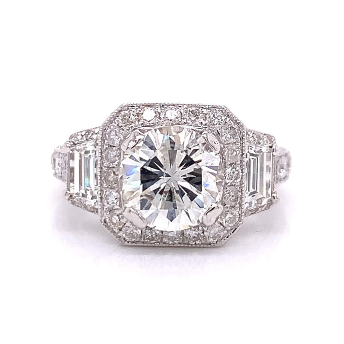 Elegant 3.52 Ct Diamond Ring in 18 K White Gold: Elegant 3.52 Ct Diamond Ring in 18 K White Gold This stunning 3.52 Ct. diamond ring features an elegant design crafted from 18 K white gold, weighing 6.7 grams. The centerpiece boasts a remarkable 2.0