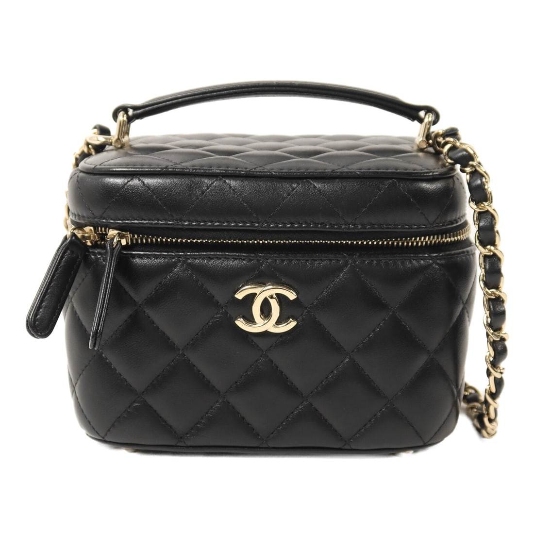 Chanel Black Lambskin CC Vanity Chain Shoulder Bag with Gold Hardware: Chanel Black Lambskin CC Vanity Chain Shoulder Bag with Gold Hardware This CHANEL CC vanity case is crafted from black lambskin leather and features gold-tone hardware. Designed as a versatile 2-way c