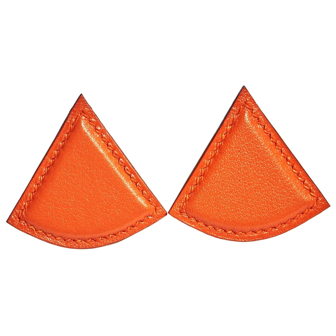 Hermes 1995 Orange Swift Leather Triangular Clip Earrings: Hermes 1995 Orange Swift Leather Triangular Clip Earrings Enhance your accessory collection with these exquisite Hermes Orange Swift Triangular Earrings. Crafted from luxurious orange swift leather, t