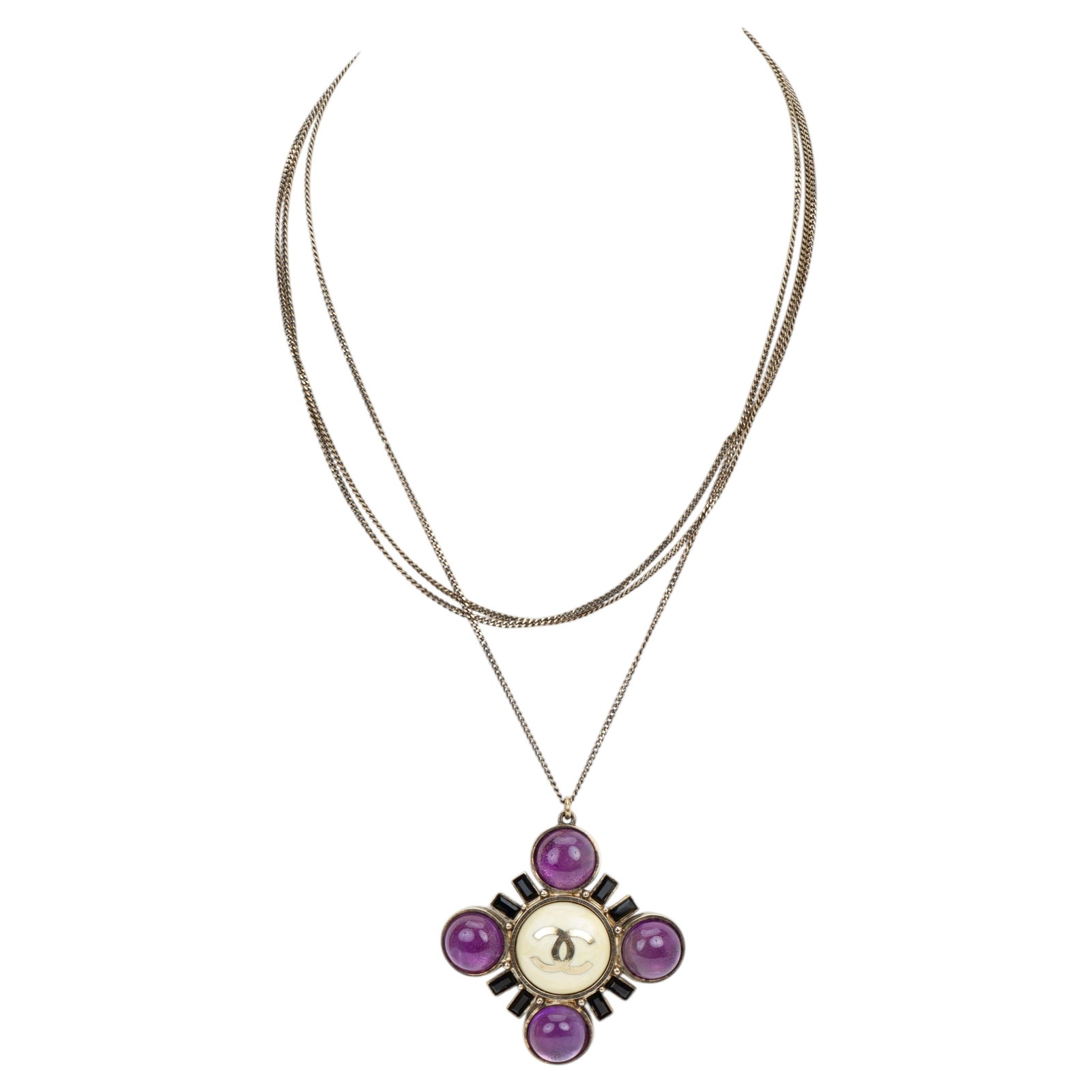 Chanel Gripoix Purple Glass CC Logo Necklace Gold Plate 2007: Chanel Gripoix Purple Glass CC Logo Necklace Gold Plate 2007 This Chanel Gripoix gunmetal chain necklace features four striking purple glass stones encircling the iconic central CC logo. Crafted in go